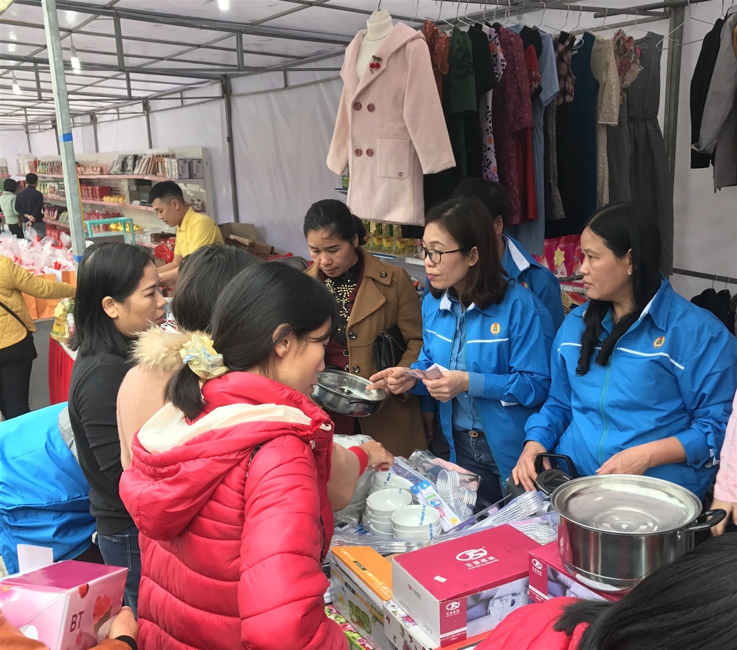 Cao Bằng: "Tết Sum vầy” hỗ trợ hàng Tết cho đoàn viên công đoàn, người lao động cao bang tet sum vay ho tro hang tet cho doan vien cong doan nguoi lao dong