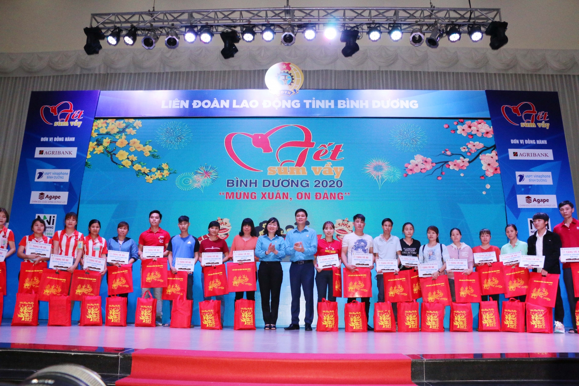 Bình Dương: “Tết sum vầy” với nhiều hoạt động thiết thực chăm lo cho công nhân lao động binh duong tet sum vayvoi nhieu hoat dong thiet thuc cham lo cho cong nhan lao dong