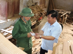 Chủ tịch LĐLĐ tỉnh thăm tặng quà cho công nhân lao động nghèo