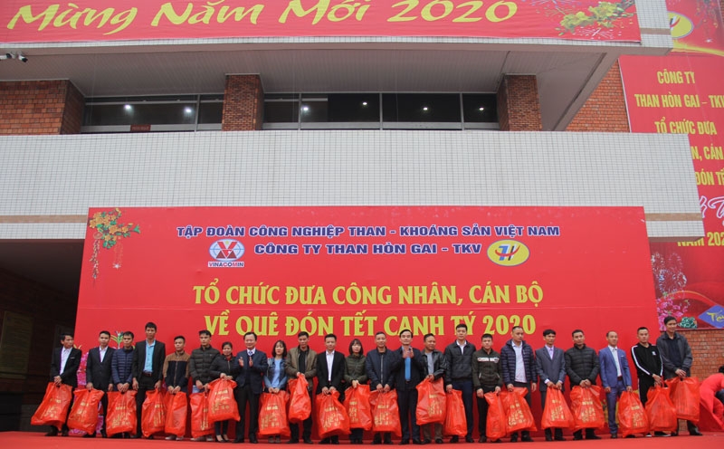 cong doan than hon gai am ap nhung chuyen xe mua xuan don tet sum vay