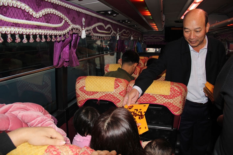 cong doan than hon gai am ap nhung chuyen xe mua xuan don tet sum vay