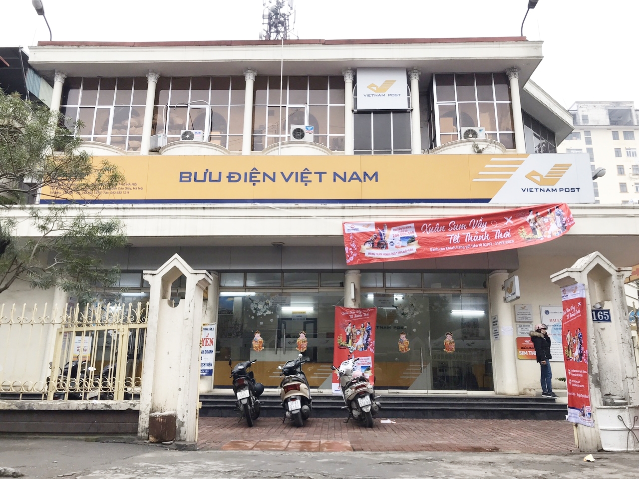 buu dien ha noi nhan vien buu dien va cai tet tron ven mua xuan