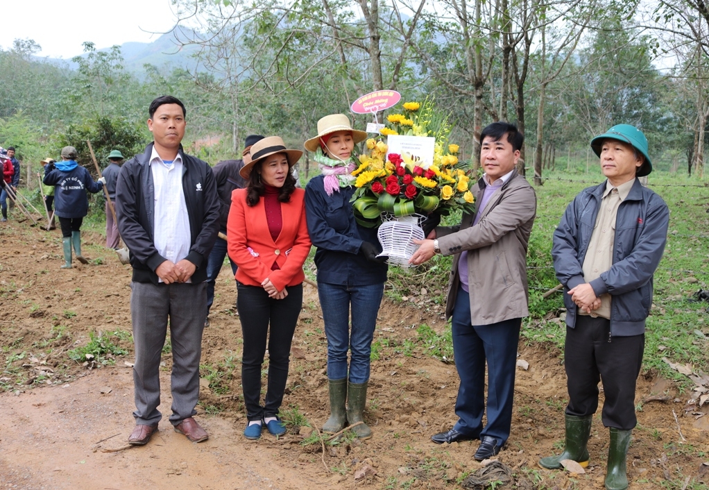 LĐLĐ Quảng Bình: Thăm, chúc tết các đơn vị doanh nghiệp nhân dịp ra quân đầu năm mới