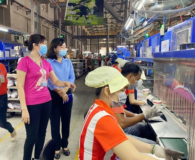 Công nhân Bình Dương đồng lòng cùng công ty chống dịch cong nhan binh duong dong long cung cong ty chong dich