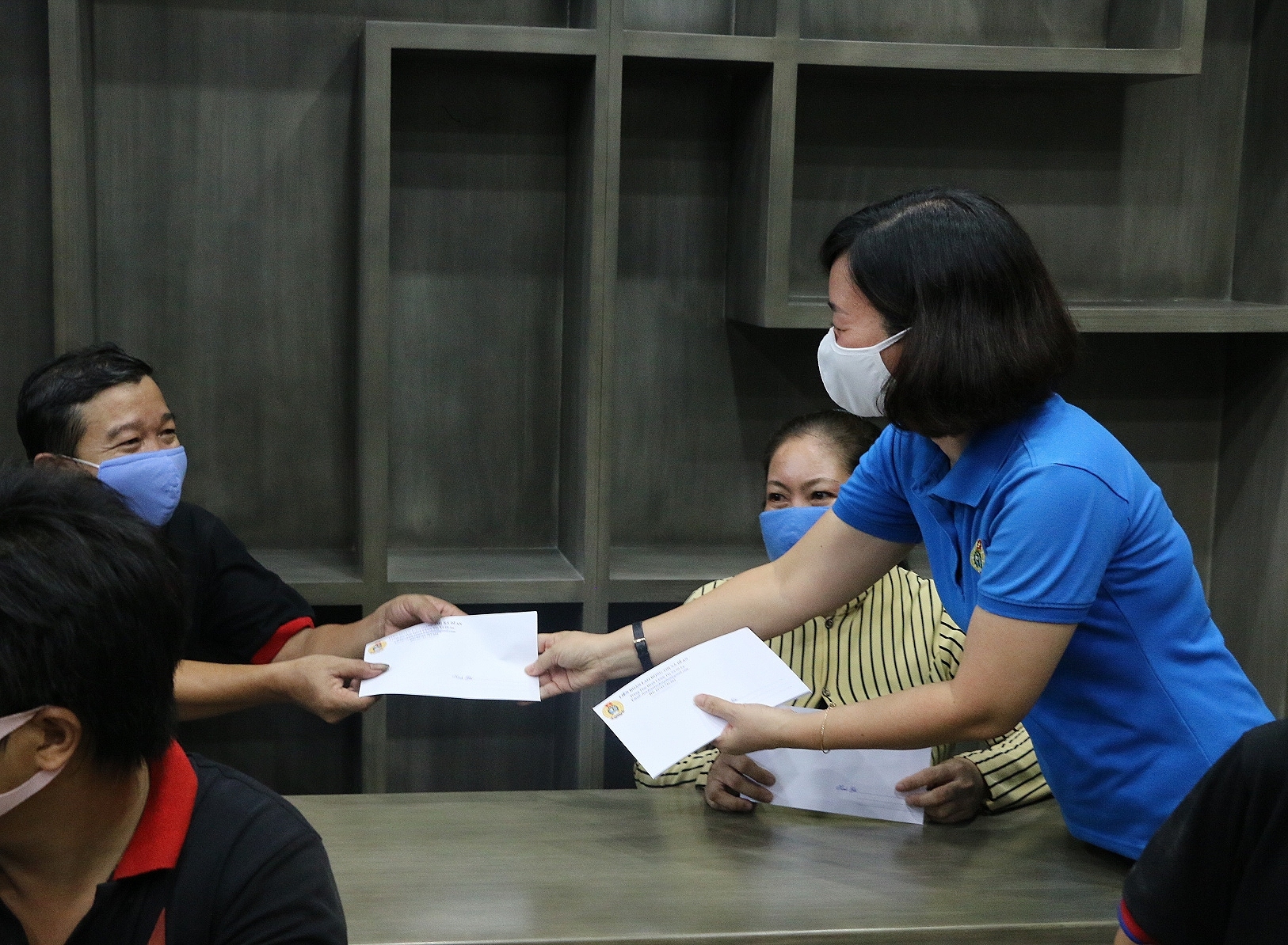 Bình Dương: Những phần quà nghĩa tình dành tặng công nhân khó khăn binh duong nhung phan qua nghia tinh danh tang cong nhan kho khan