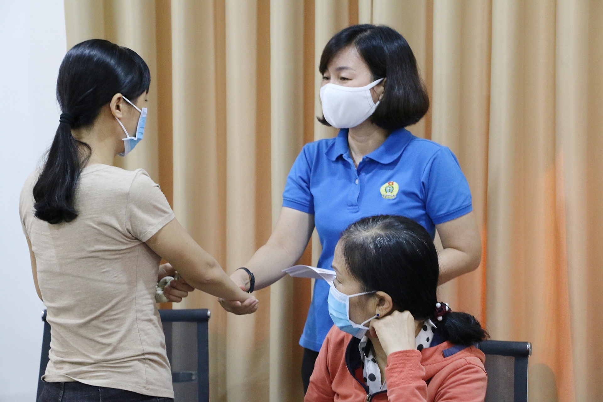 Bình Dương: Những phần quà nghĩa tình dành tặng công nhân khó khăn binh duong nhung phan qua nghia tinh danh tang cong nhan kho khan