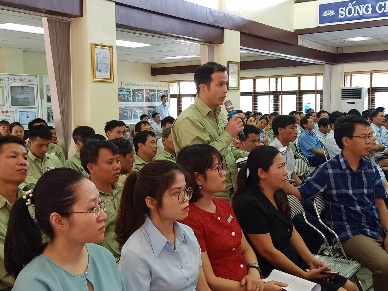 Tiếp xúc cử tri với người lao động và đại diện doanh nghiệp