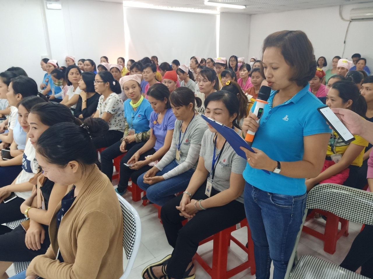 tiep xuc cu tri voi nguoi lao dong va dai dien doanh nghiep