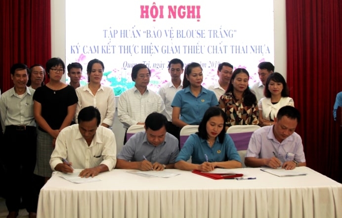 Tập huấn chương trình “Bảo vệ Blouse trắng” và ký cam kết giảm thiểu rác thải nhựa