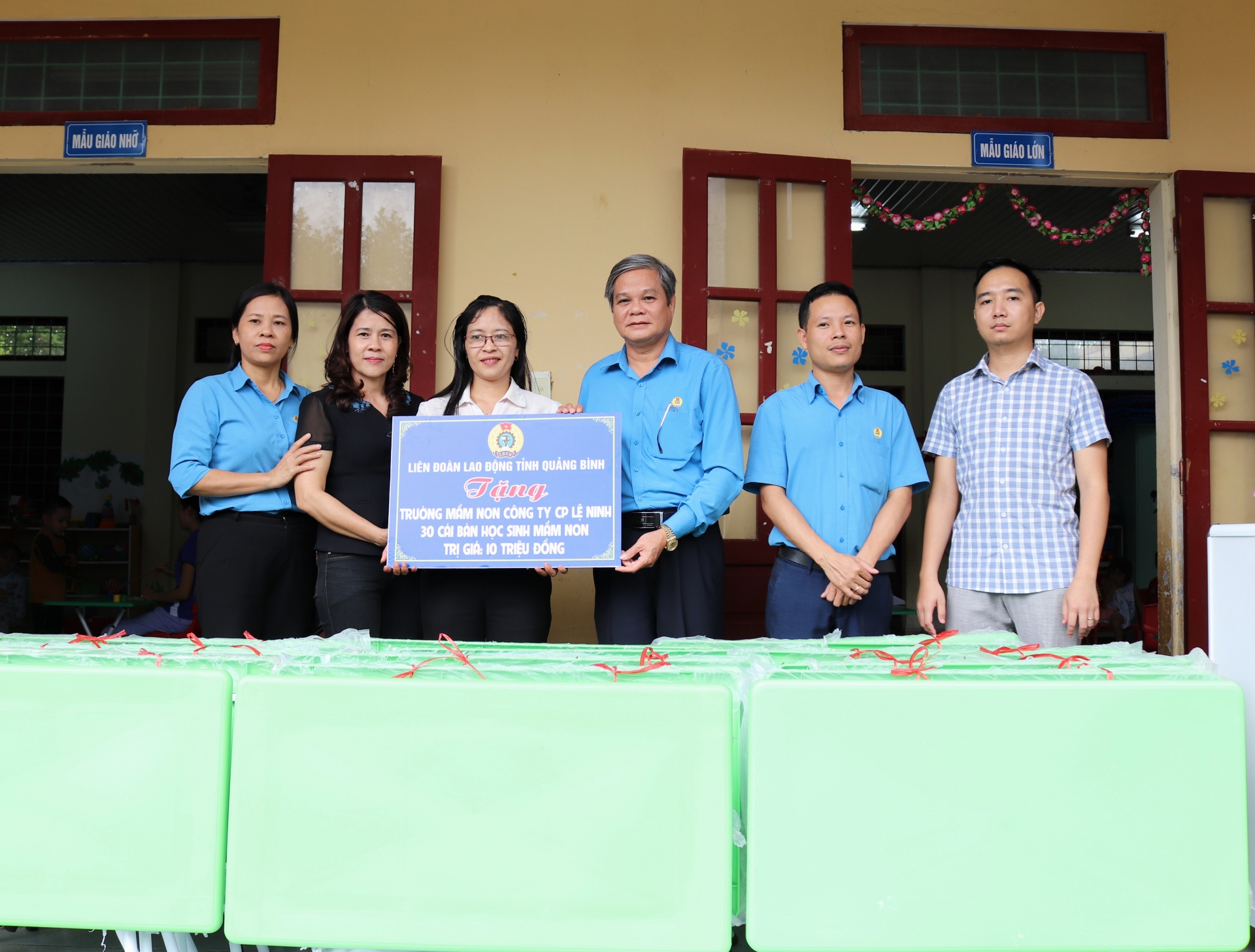 LĐLĐ tỉnh Quảng Bình: Tặng bàn ghế cho các trường mầm non khó khăn ldld tinh quang binh tang ban ghe cho cac truong mam non kho khan