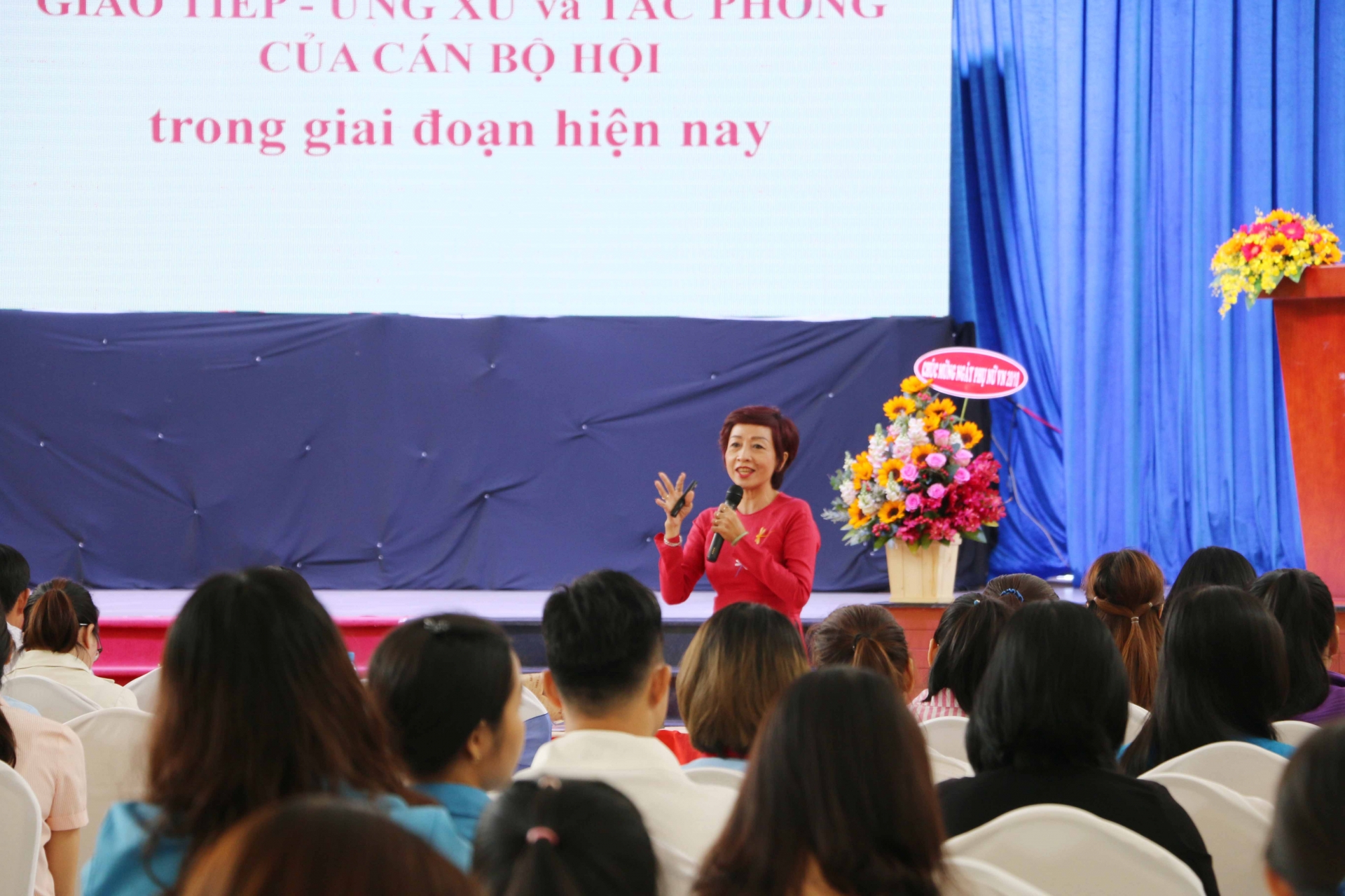 Trang bị kỹ năng cho 300 cán bộ Nữ công tại công đoàn cơ sở trang bi ky nang cho 300 can bo nu cong cong doan co so