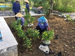 Những người phụ nữ lặng thầm làm đẹp phố phường