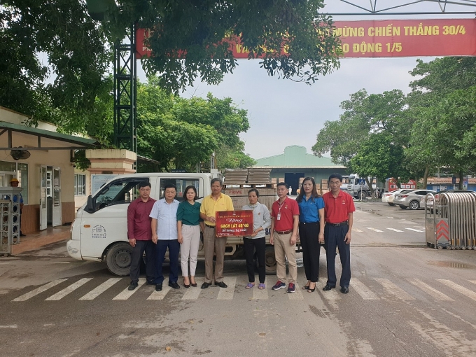 tang gach lat nen cho nu cong nhan ngheo