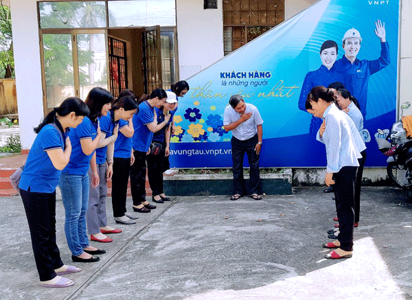 cui chao khach hang net van hoa moi trong phong cach giao tiep cua nguoi vnpt