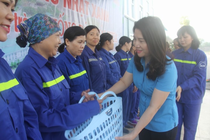 nu cong cong ty than nu i be o ra quan nga y chu nha t xanh