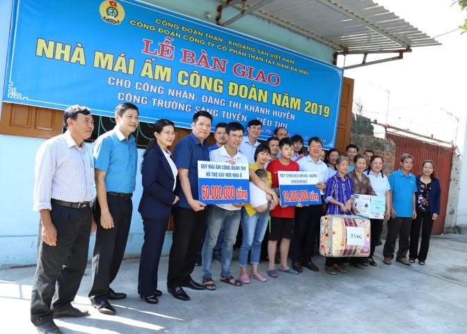 Trao “Mái ấm công đoàn” cho gia đình công nhân có hoàn cảnh khó khăn