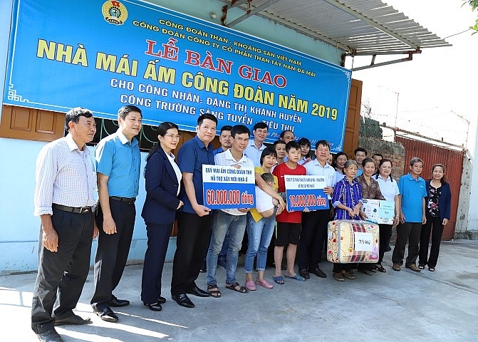 trao mai am cong doa n cho gia di nh cong nhan co hoan canh kho khan