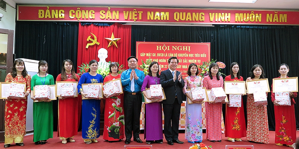 gap mat giao vien doan vien cong doan la can bo khuyen hoc tieu bieu