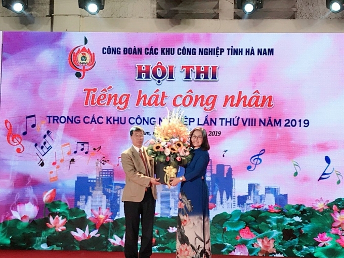 Sôi nổi hội diễn văn nghệ tiếng hát công nhân trong các khu công nghiệp soi noi hoi dien van nghe tieng hat cong nhan trong cac khu cong nghiep
