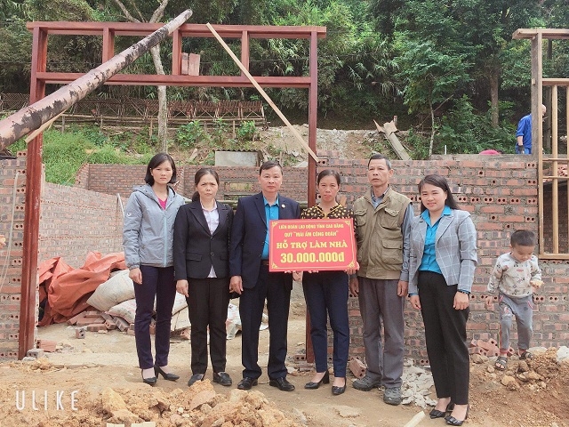 Trao tiền hỗ trợ nhà Mái ấm công đoàn cho đoàn viên năm 2019