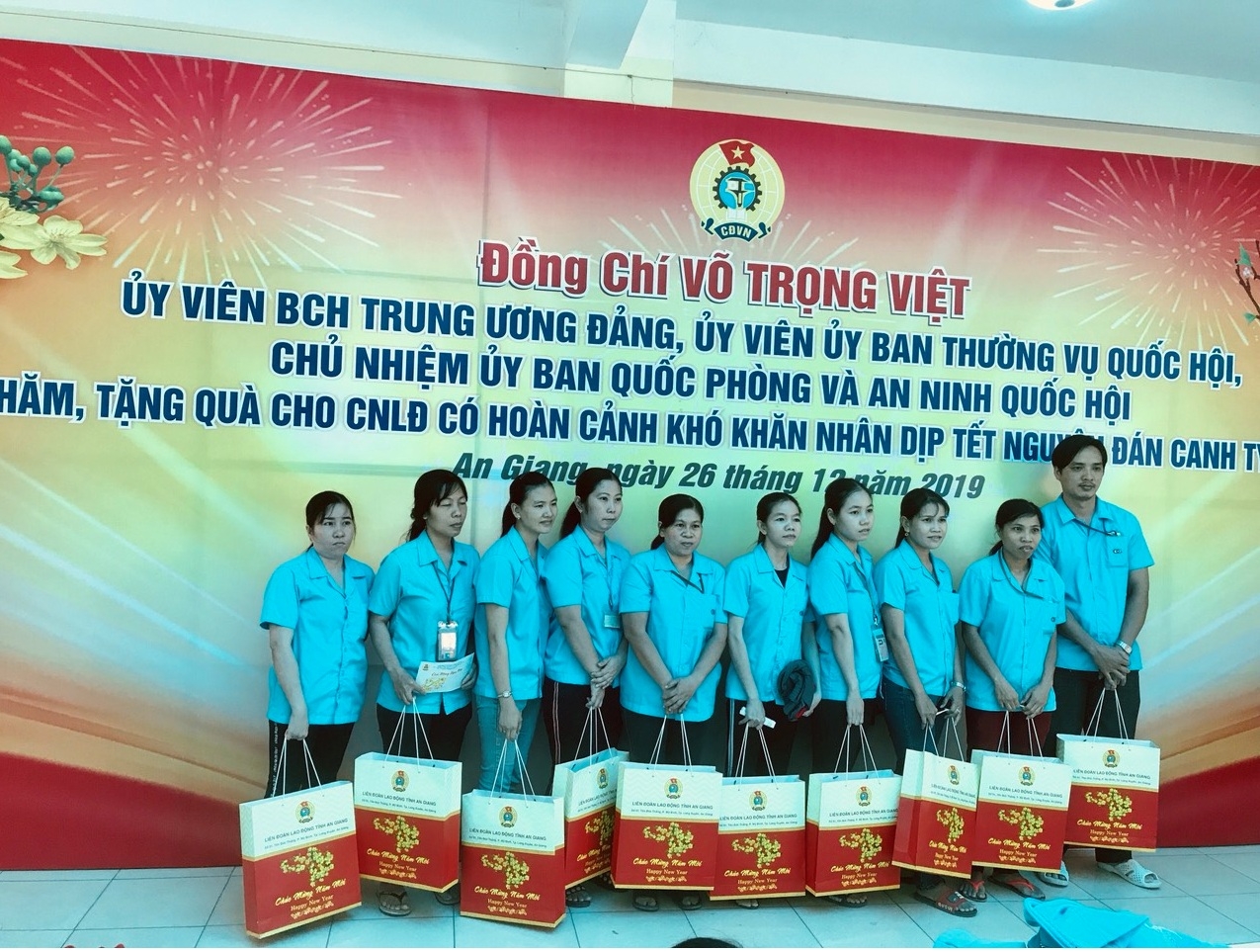 70 công nhân lao động khó khăn được nhận quà Tết của lãnh đạo Đảng, Nhà nước 70 cong nhan lao dong kho khan duoc nhan qua tet cua lanh dao dang nha nuoc