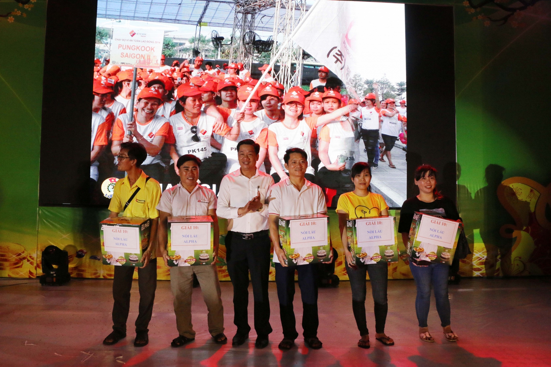 Trao tặng 120 vé xe, quà cho người lao động về quê đón Tết trao tang 120 ve xe qua cho nguoi lao dong ve que don tet