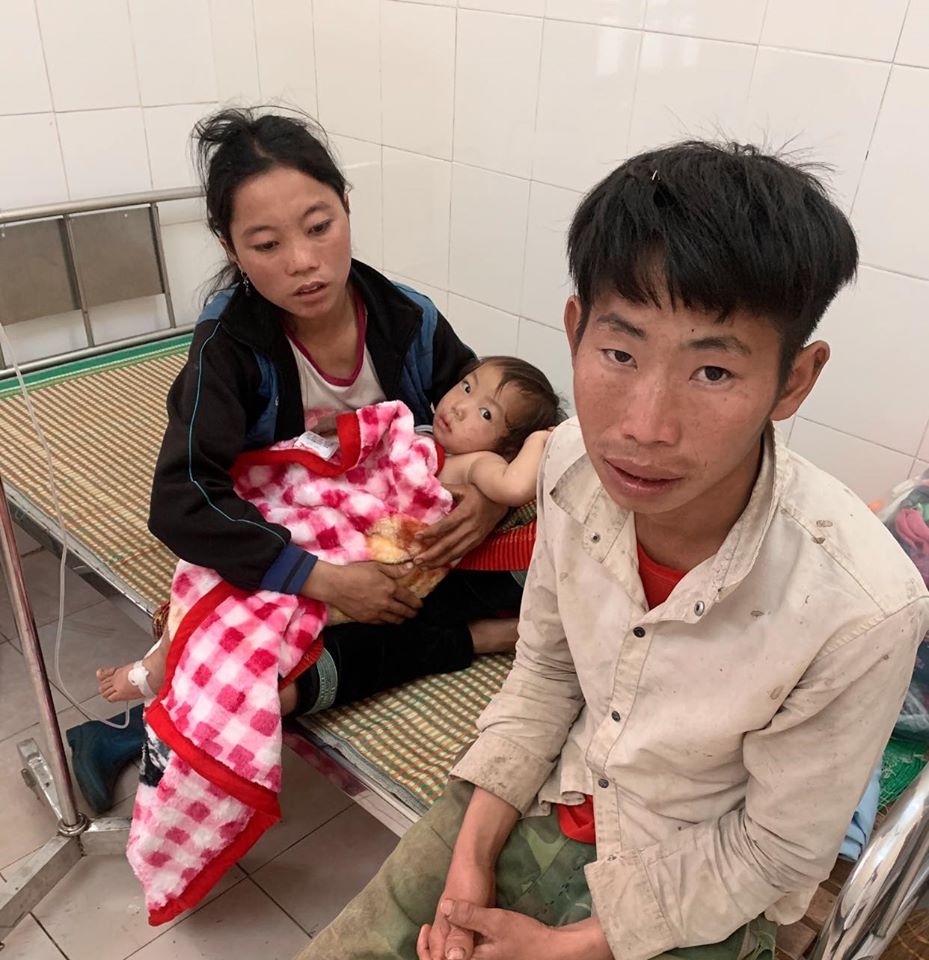 moc chau son la be gai 2 tuoi theo bo me di lam thue bi cut ban tay