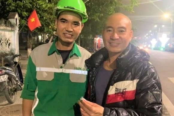 Công nhân môi trường nhặt được nhẫn kim cương, tìm cách trả lại cho người mất Công nhân môi trường nhặt được nhẫn kim cương, tìm cách trả lại cho người mất