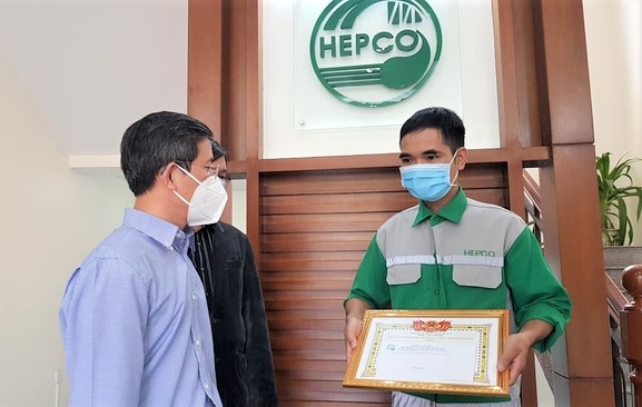 Công nhân môi trường nhặt được nhẫn kim cương, tìm cách trả lại cho người mất Công nhân môi trường nhặt được nhẫn kim cương, tìm cách trả lại cho người mất