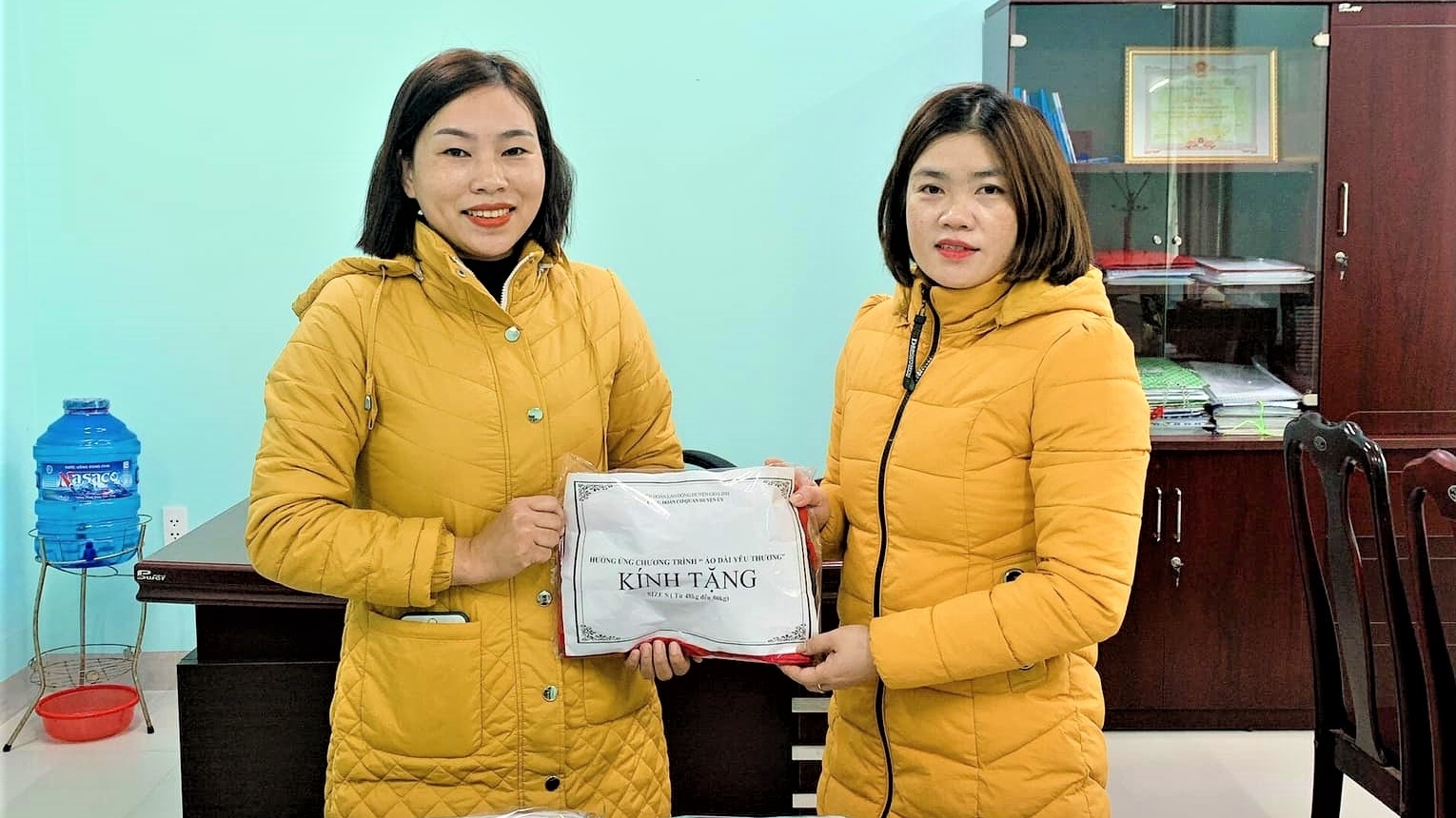 LĐLĐ tỉnh Quảng Trị: "Áo dài yêu thương” dành tặng công nhân lao động khó khăn