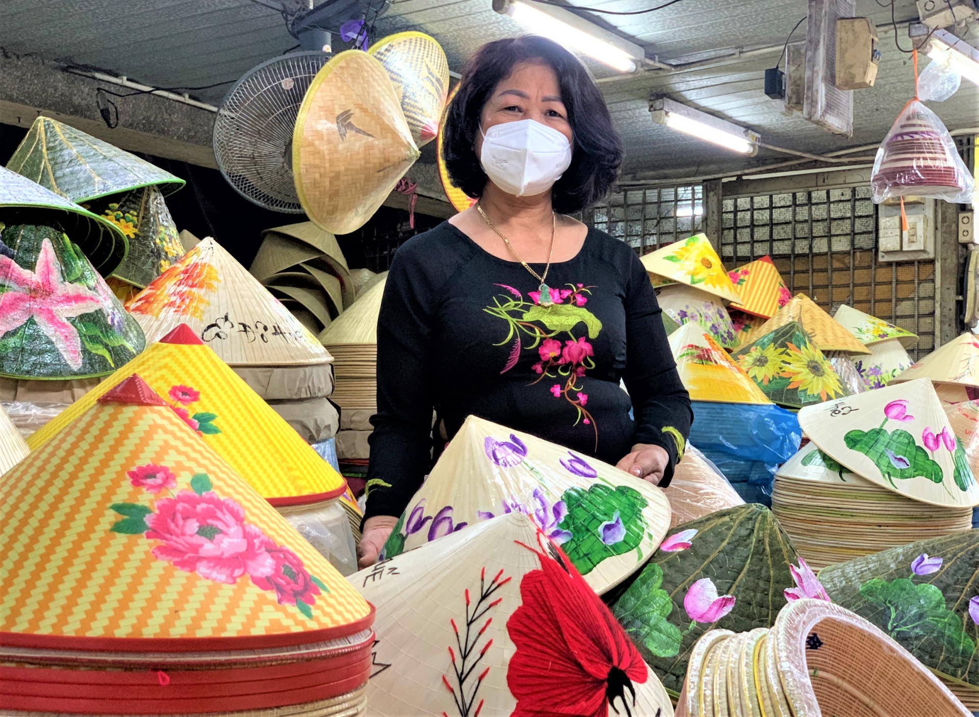 Hưởng ứng “Tuần lễ Áo dài” năm 2022: Tiểu thương chợ Đông Ba mặc áo dài để buôn bán