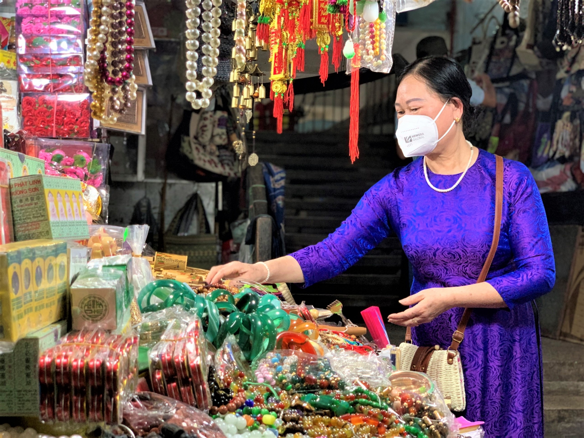 Hưởng ứng “Tuần lễ Áo dài” năm 2022: Tiểu thương chợ Đông Ba mặc áo dài để buôn bán