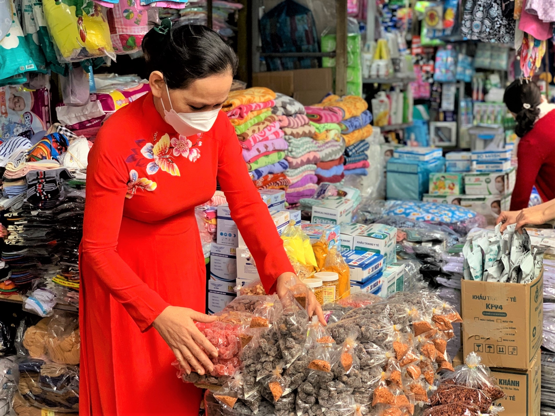 Hưởng ứng “Tuần lễ Áo dài” năm 2022: Tiểu thương chợ Đông Ba mặc áo dài để buôn bán