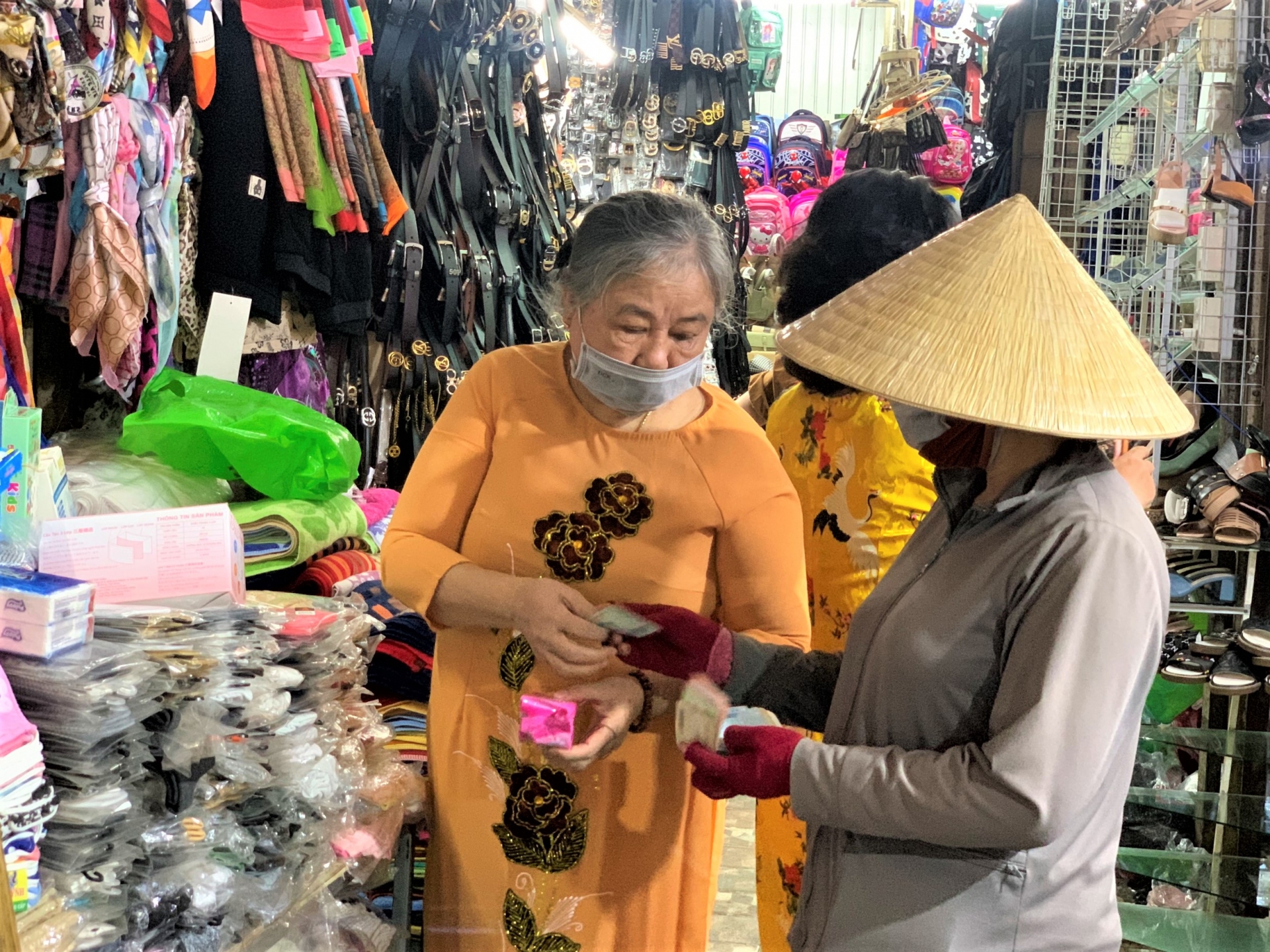 Hưởng ứng “Tuần lễ Áo dài” năm 2022: Tiểu thương chợ Đông Ba mặc áo dài để buôn bán