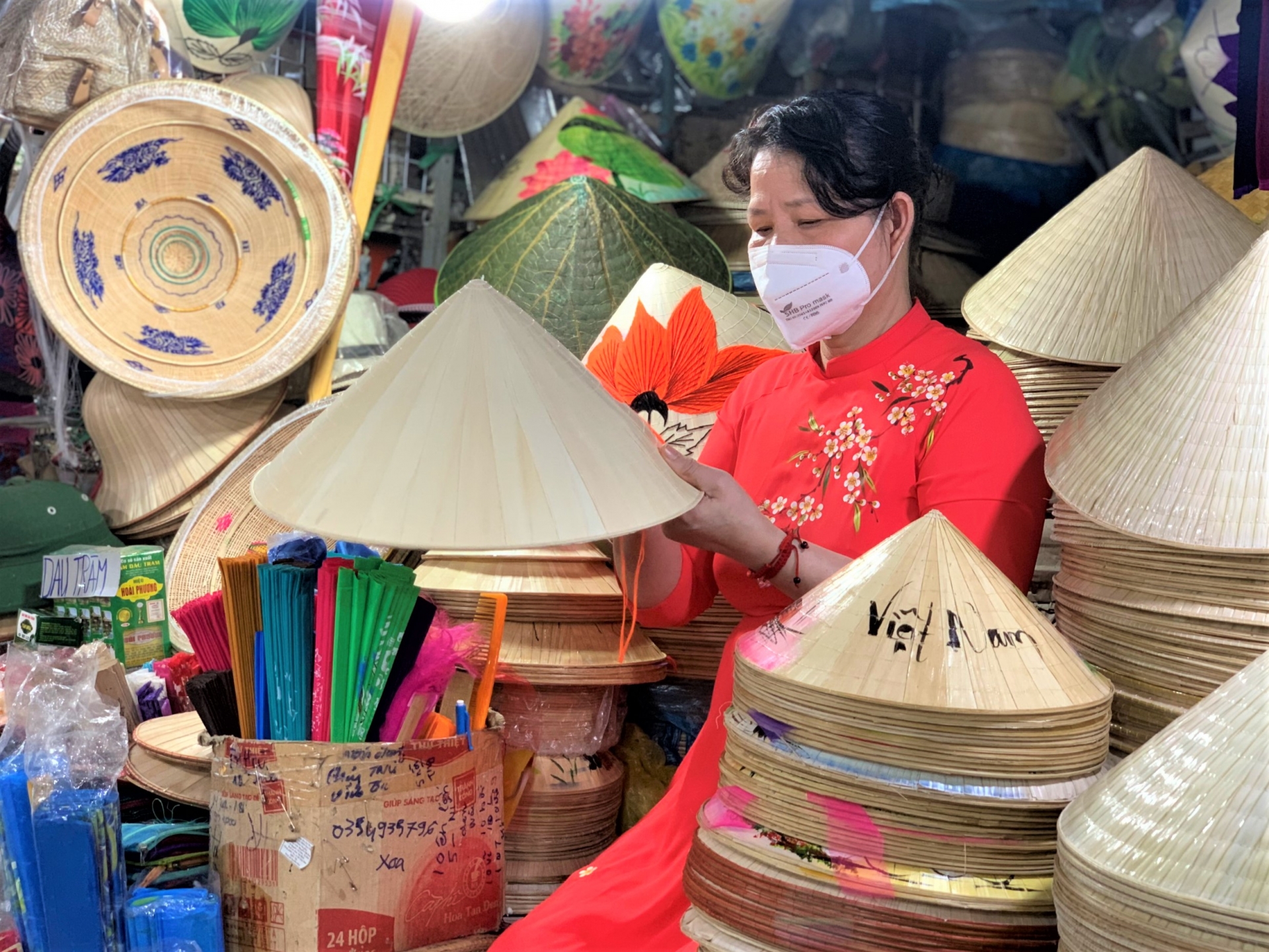 Hưởng ứng “Tuần lễ Áo dài” năm 2022: Tiểu thương chợ Đông Ba mặc áo dài để buôn bán