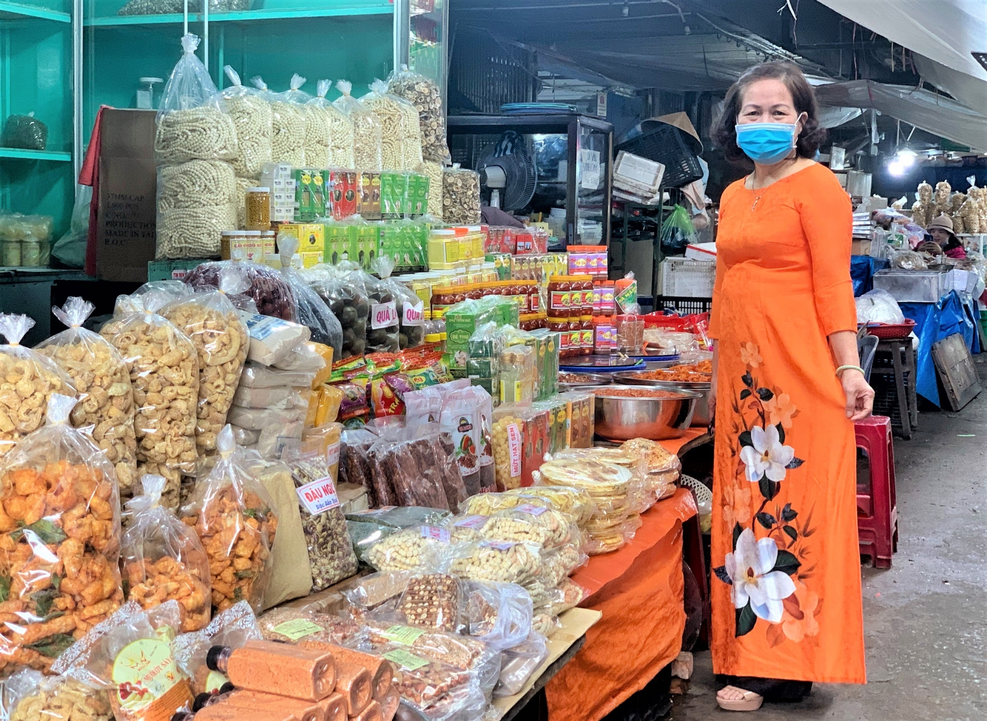 Hưởng ứng “Tuần lễ Áo dài” năm 2022: Tiểu thương chợ Đông Ba mặc áo dài để buôn bán