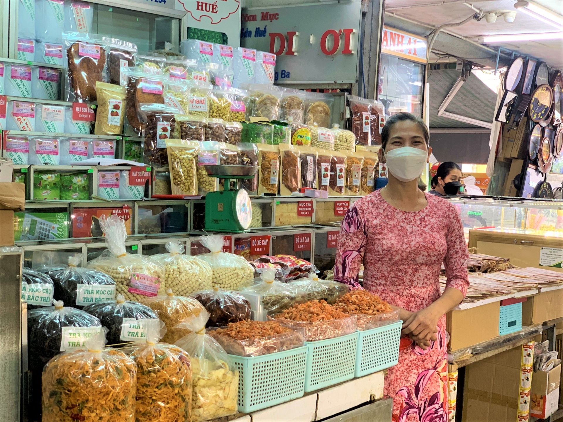 Hưởng ứng “Tuần lễ Áo dài” năm 2022: Tiểu thương chợ Đông Ba mặc áo dài để buôn bán