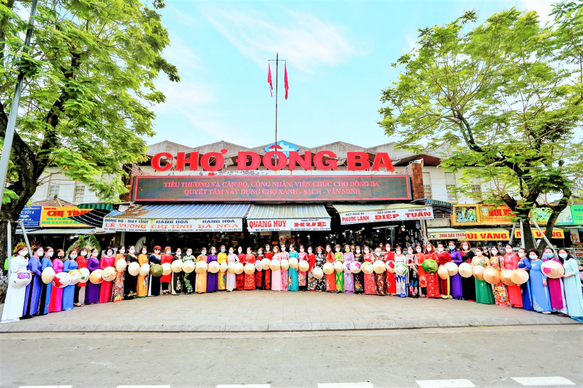 Hưởng ứng “Tuần lễ Áo dài” năm 2022: Tiểu thương chợ Đông Ba mặc áo dài để buôn bán