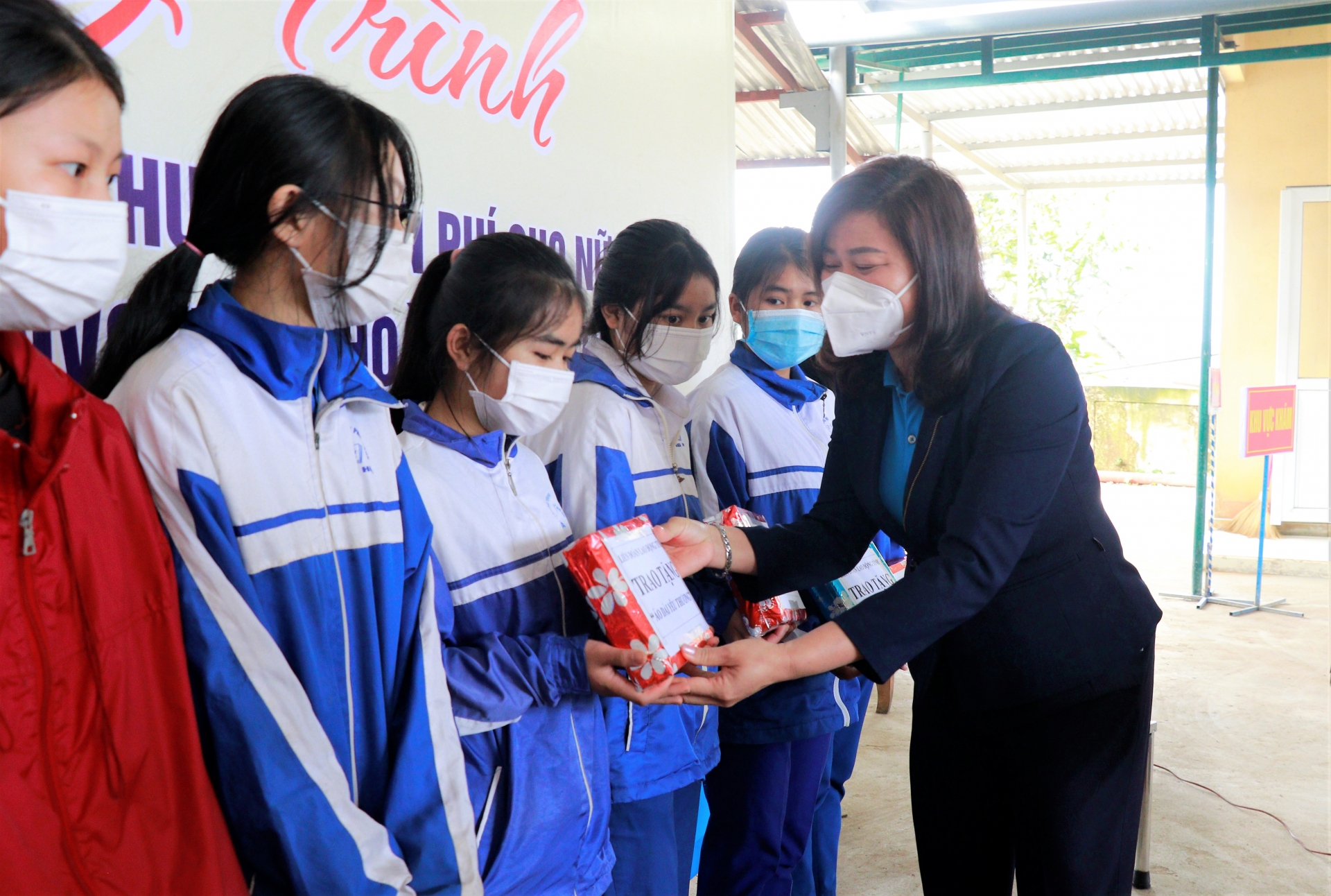 Chăm lo sức khỏe cho nữ công nhân, viên chức, lao động vùng biên cương