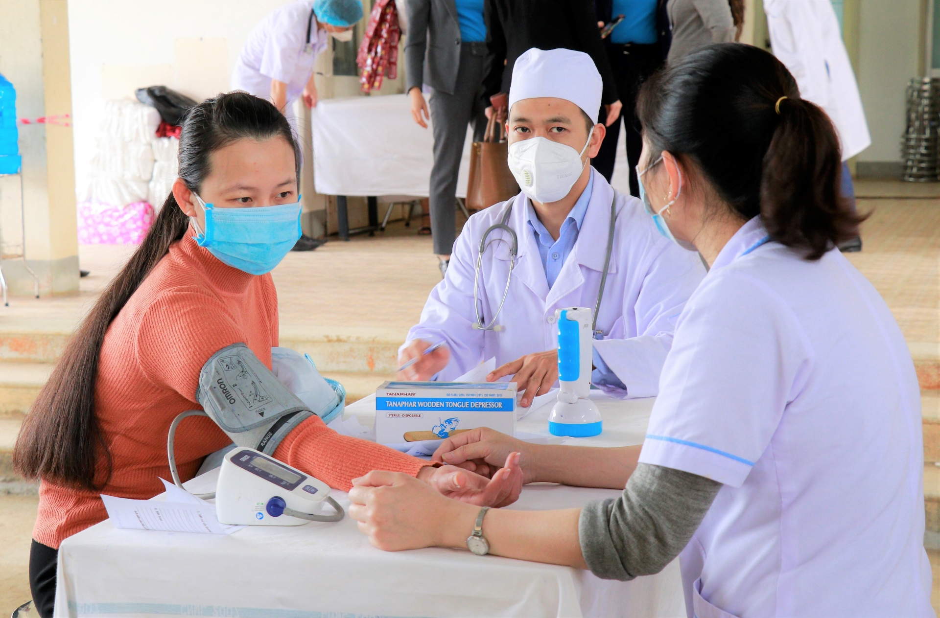 Chăm lo sức khỏe cho nữ công nhân, viên chức, lao động vùng biên cương