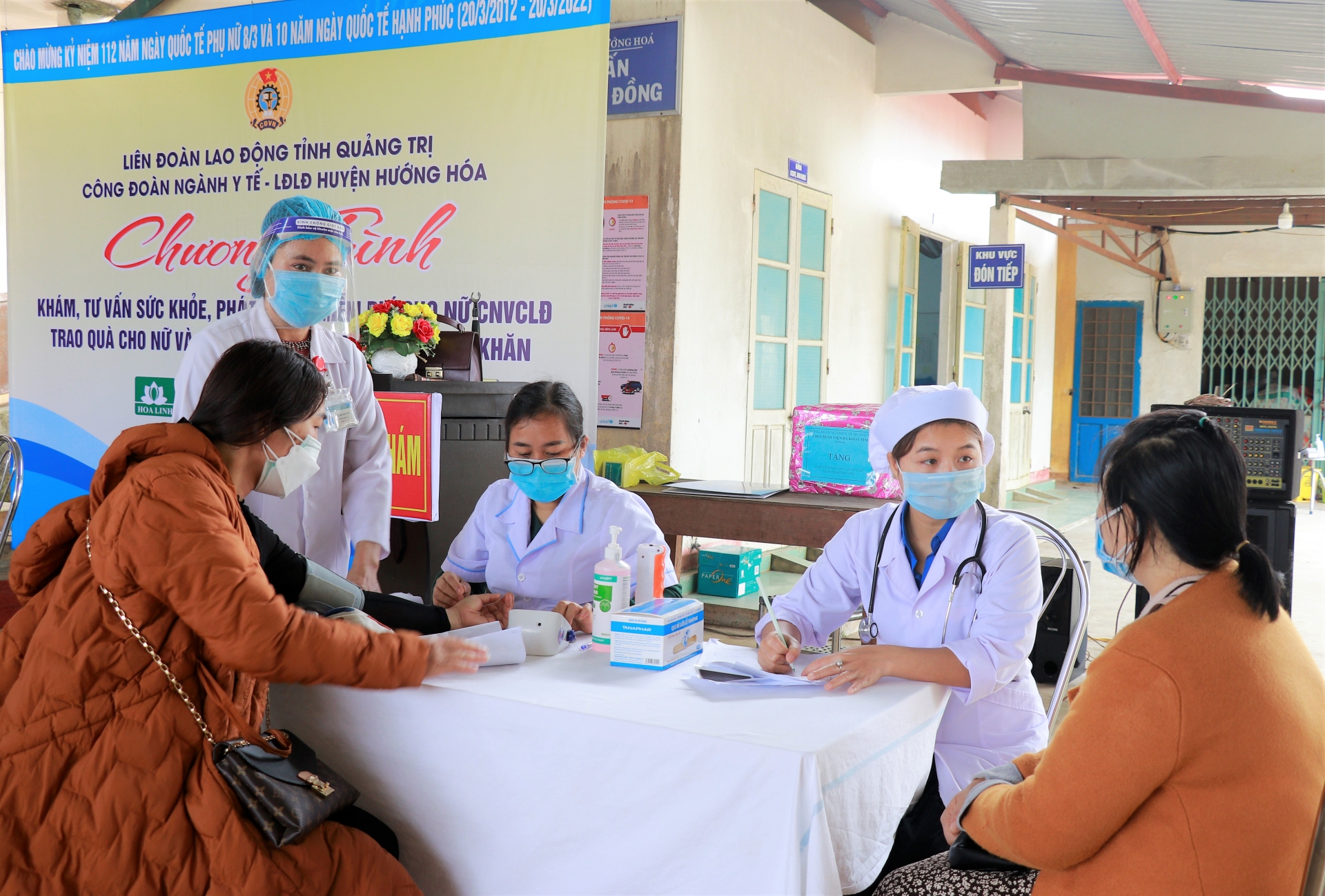 Chăm lo sức khỏe cho nữ công nhân, viên chức, lao động vùng biên cương