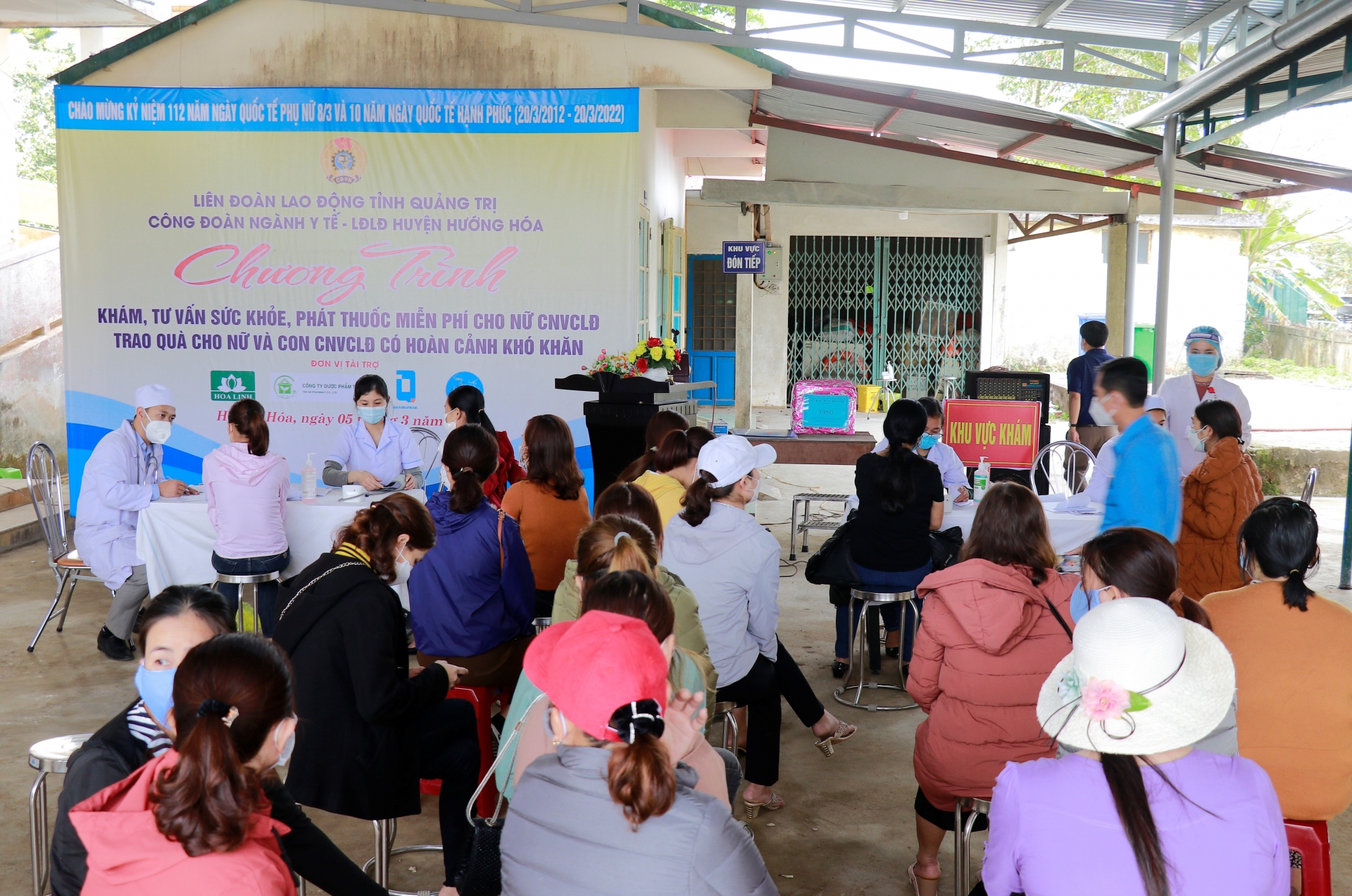 Chăm lo sức khỏe cho nữ công nhân, viên chức, lao động vùng biên cương