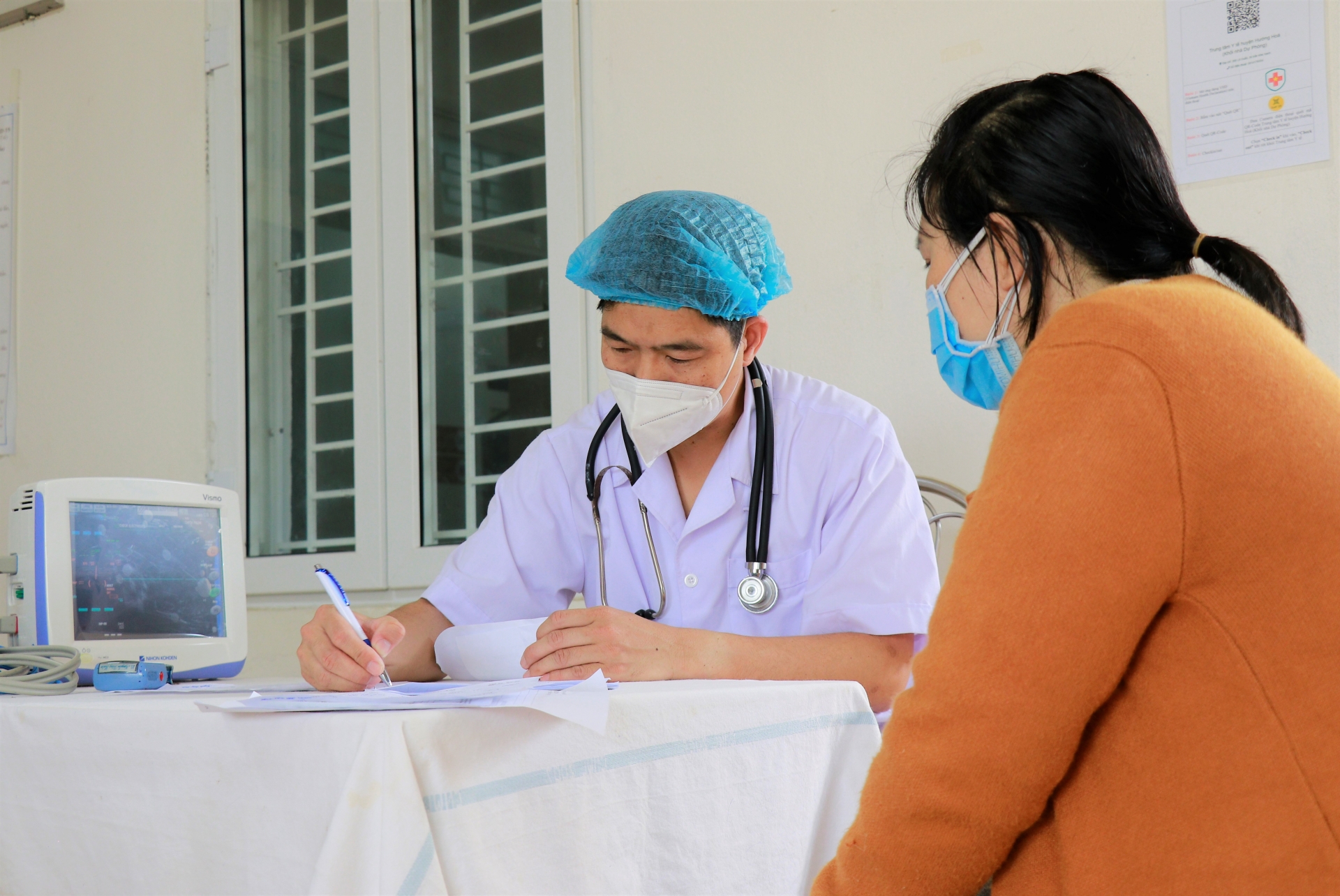 Chăm lo sức khỏe cho nữ công nhân, viên chức, lao động vùng biên cương