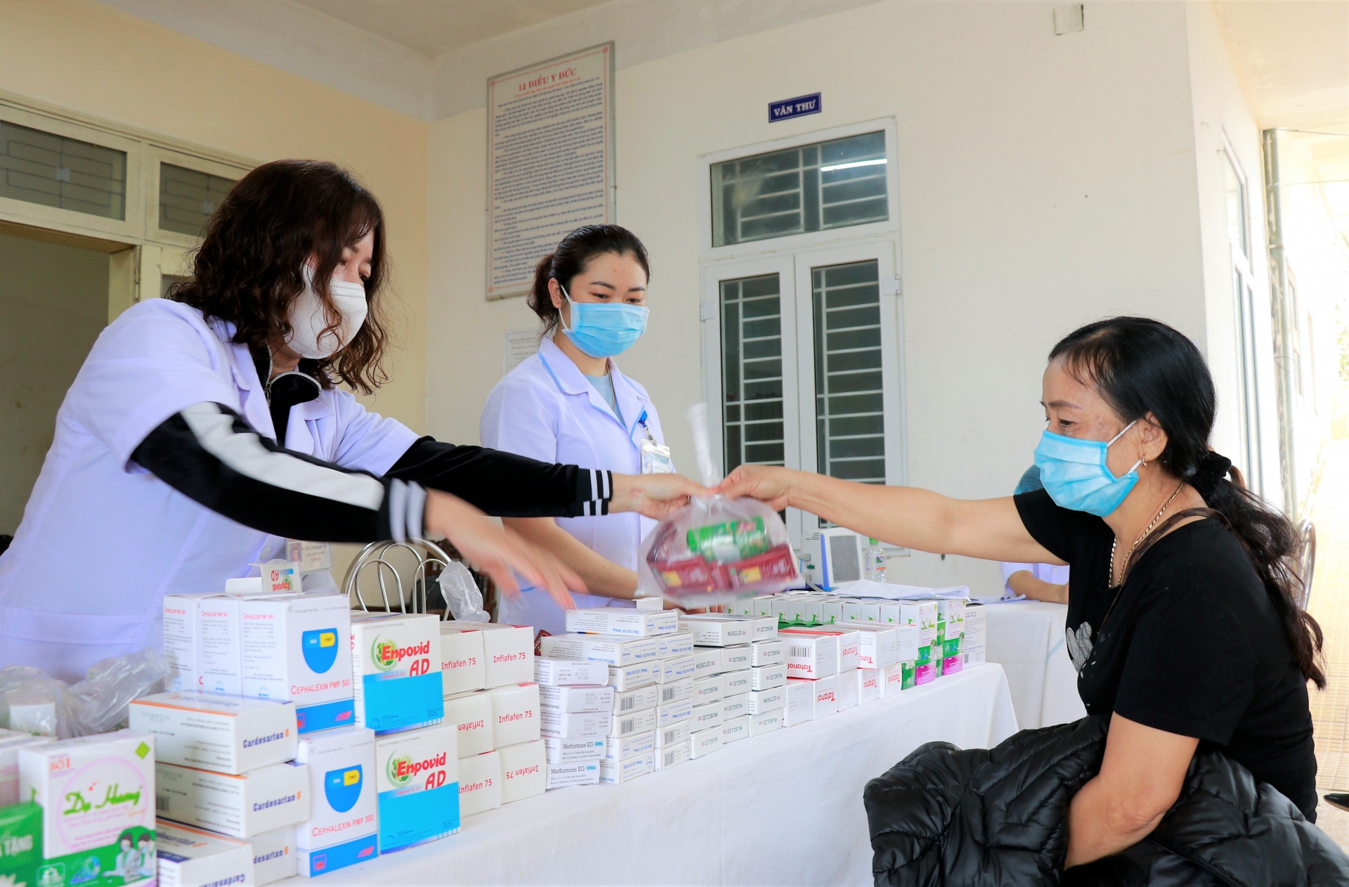 Chăm lo sức khỏe cho nữ công nhân, viên chức, lao động vùng biên cương