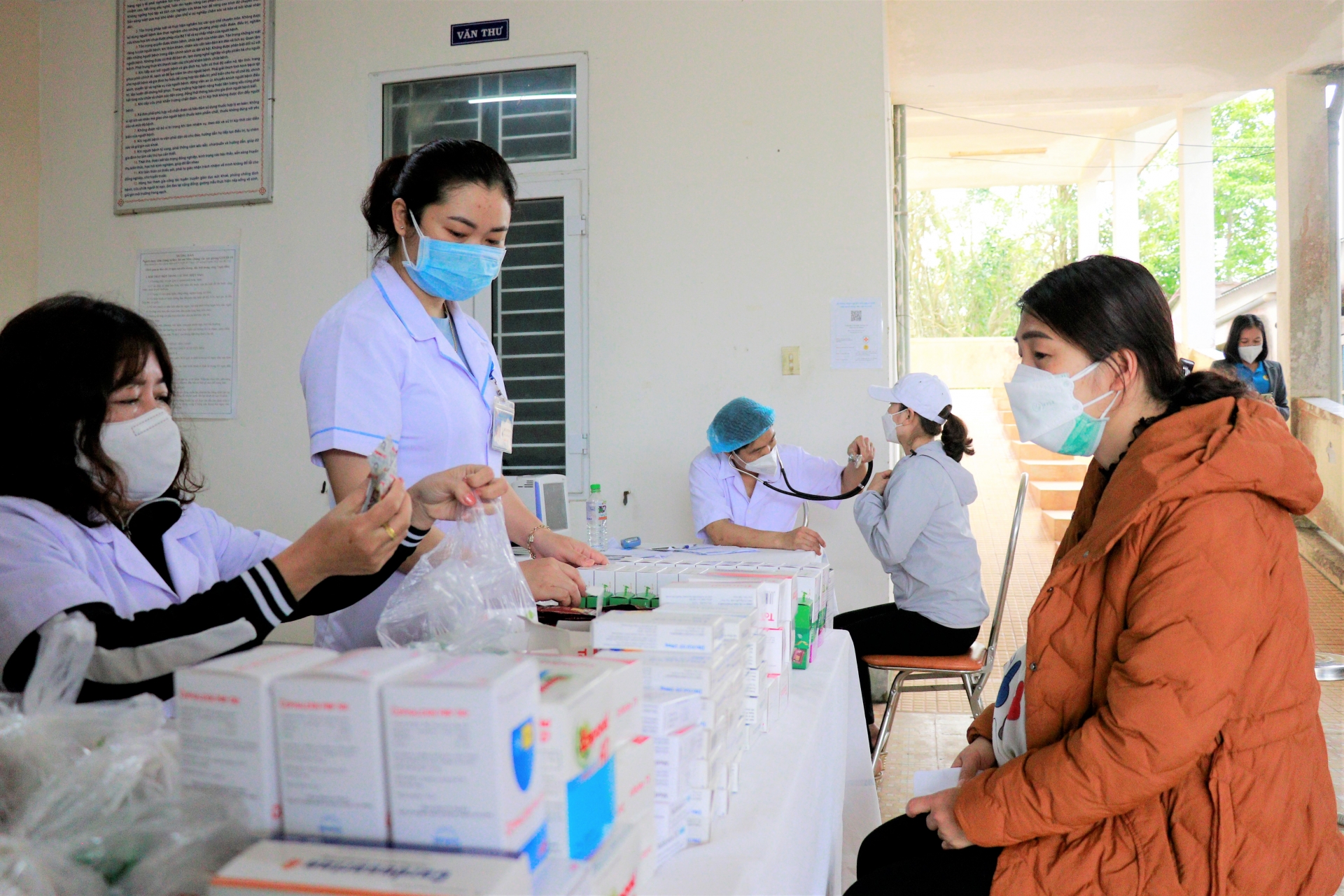 Chăm lo sức khỏe cho nữ công nhân, viên chức, lao động vùng biên cương