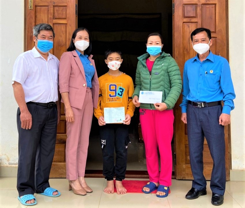 Quảng Trị: Trao “Sổ tiết kiệm Công đoàn Việt Nam” cho con đoàn viên mồ côi vì Covid-19