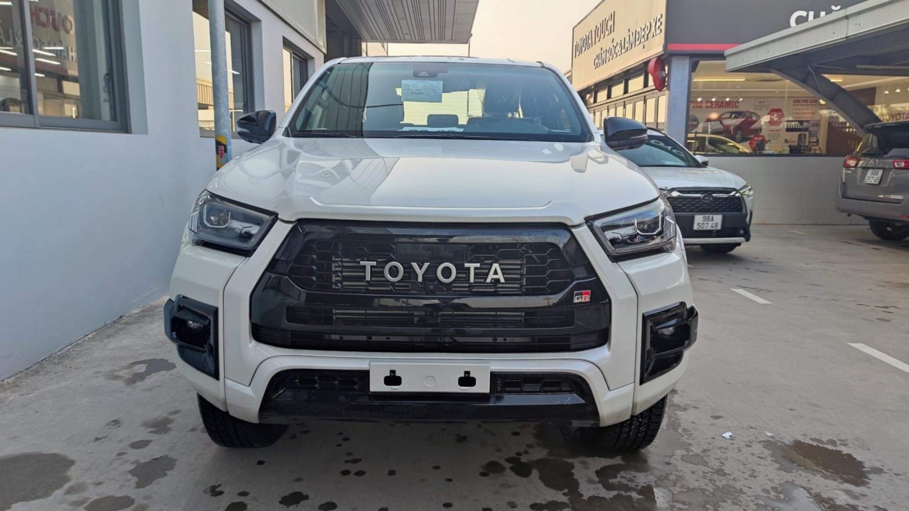 Toyota Hilux phiên bản GS Sport đầu tiên về Việt Nam có giá 1,1 tỷ đồng Toyota Hilux phiên bản GS Sport đầu tiên về Việt Nam có giá 1,1 tỷ đồng