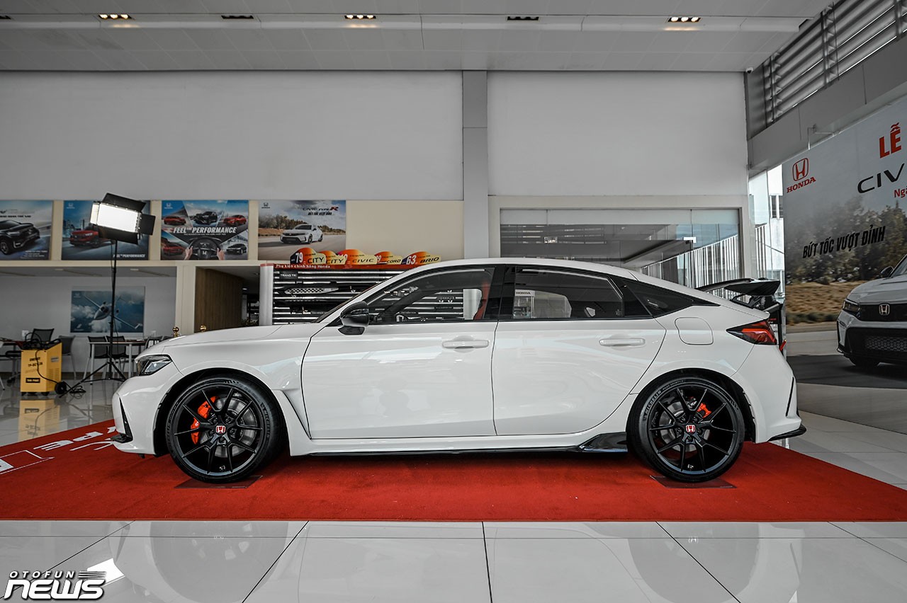 Honda Civic Type R tại Việt Nam có giá 2,4 tỷ đồng