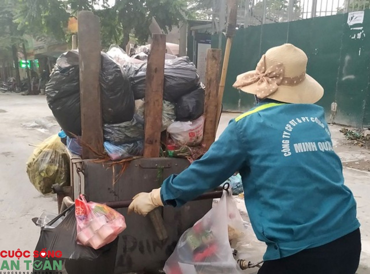 Bị nợ lương, công nhân Công ty cổ phần Đầu tư và Phát triển công nghệ cao Minh Quân đình công Bị nợ lương, công nhân Công ty cổ phần Đầu tư và Phát triển công nghệ cao Minh Quân đình công