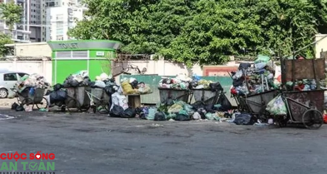 Bị nợ lương, công nhân Công ty cổ phần Đầu tư và Phát triển công nghệ cao Minh Quân đình công Bị nợ lương, công nhân Công ty cổ phần Đầu tư và Phát triển công nghệ cao Minh Quân đình công